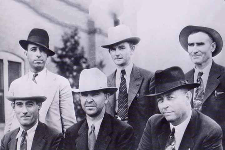 Minutos depois, apareceram Bonnie e Clyde no famoso V8 cinzento. No carro, traziam quatro espingardas de utilização militar, uma pistola e uma caixa com dez a doze armas diferentes. Quando viram o carro do pai parado, encostaram, foi o momento do ataque.