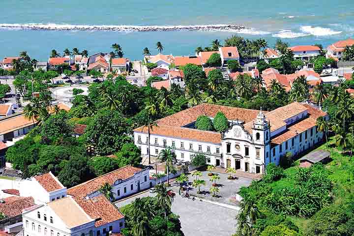 Olinda foi um dos principais centros urbanos no período colonial, sendo uma cidade rica devido à produção de açúcar. O sítio histórico é tombado pelo patrimônio nacional e pela UNESCO.