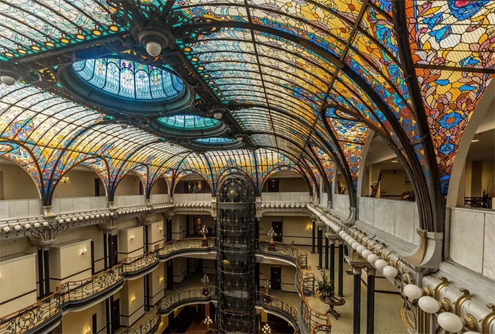 Gran Hotel Ciudad de México (Cidade do México, México) - Inaugurado em 1899 para abrigar o Centro Mercantil, o prédio que virou hotel tem estilo Art Nouveau e um gigantesco vitral Tiffany, com três cúpulas, criado em 1908. Foi cenário do filme 007 contra Spectre