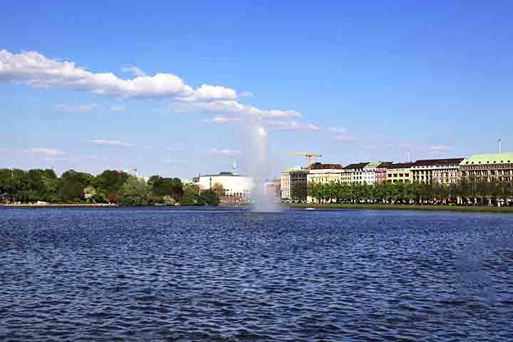 No verão, velejadores e remadores aproveitam as águas tranquilas, enquanto no inverno, quando congela, se torna um espaço para patinação no gelo. Um local perfeito para relaxar e apreciar a cidade.