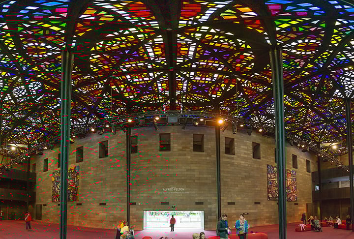 National Gallery of Victoria (Melbourne, Austrália) - Tem um dos maiores tetos de vitral do mundo. O projeto foi concluído em 1968 para deixar a luz entrar na grande sala de forma natural. E com arte. 