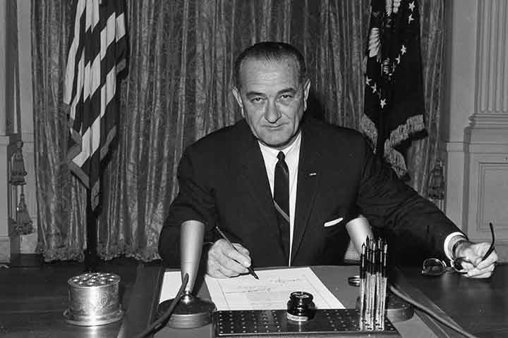 Ficaram famosos à época os vietcongues, guerrilheiros do norte. Embora dessem suporte material e estratégico às forças do sul desde o início, os Estados Unidos só entraram de fato na Guerra do Vietnã nos anos 60, por decisão de Lyndon Johnson, presidente que assumiu a Casa Branca após o assassinato de John Kennedy. 

