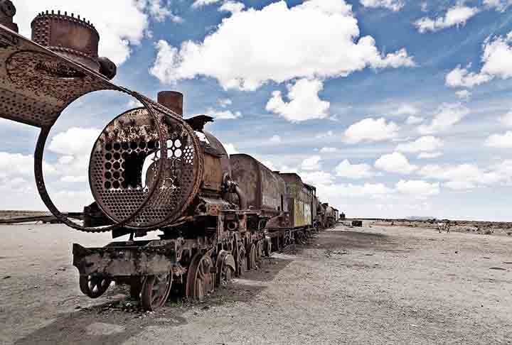 Outra atração da região é o cemitério de trens, um lugar histórico onde antigos trens a vapor descansam em meio ao deserto.