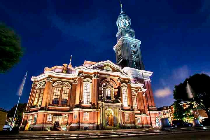 A Igreja de São Miguel, conhecida como “Michel”, por sua vez, é uma das igrejas barrocas mais importantes do norte da Alemanha. Com sua torre de 132 metros, é um dos principais símbolos da cidade e oferece uma vista panorâmica incrível do topo.