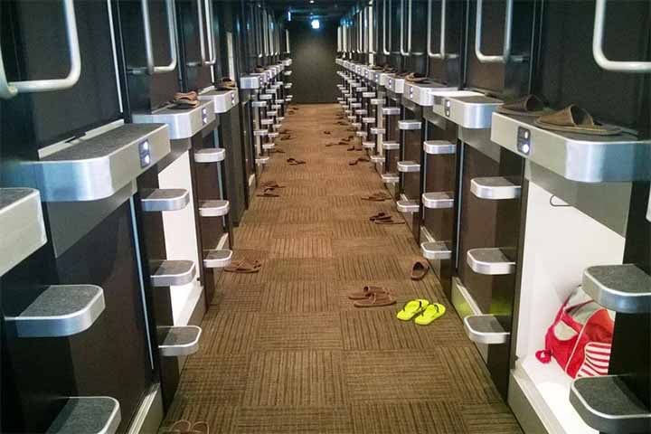 Outra desvantagem é que as cápsulas podem parecer apertadas, especialmente para pessoas mais altas ou que se sentem desconfortáveis em espaços pequenos e fechados.