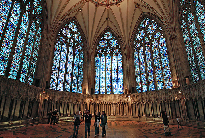 York Minster Chapter House (York, Inglaterra) - A capela remonta ao ano 1260. Tem estilo gótico e os vitrais são daquela época, ornamentando e valorizando ainda mais a arquitetura. Retratam cenas bíblicas. 