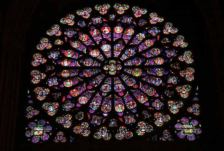 Catedral de Notredame (Paris, França) - Construída entre 1163 e 1345, é um dos símbolos de Paris, Patrimônio Mundial da Humanidade. Os principais vitrais têm o estilo chamado de “rosa”, porque são arredondados e divididos em vários segmentos. Foram construídos em 1270 