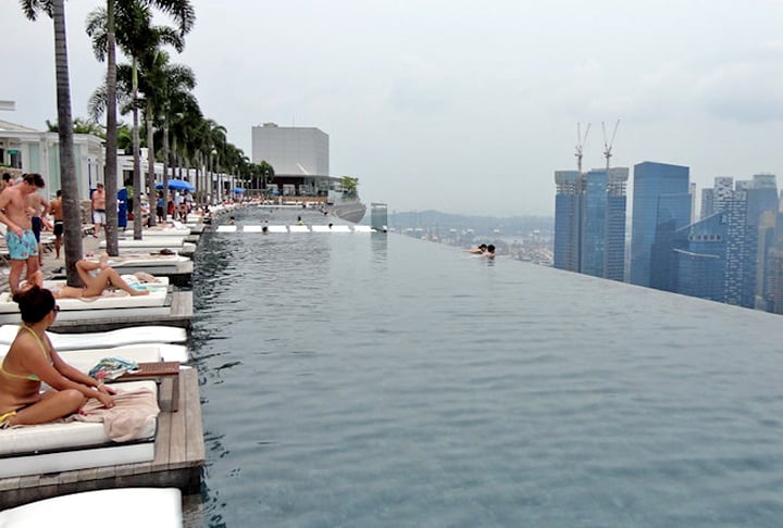 Um exemplo contemporâneo famoso é a piscina do Marina Bay Sands, em Singapura. É a maior do mundo que faz uso do conceito da borda infinita.
