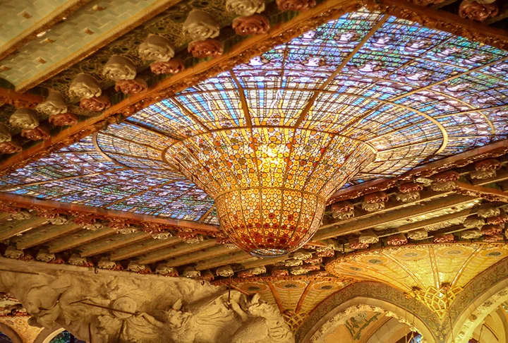 Palácio da Música Catalã (Barcelona, Espanha) - Sala de concerto construída entre 1095 e 1908. Os vitrais saem desde o chão, nos dois lados, e também ornamentam a claraboia dando um efeito de céu azul e o sol tridimensional. 