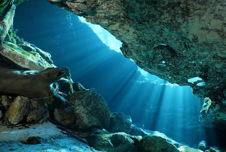 É um destino popular tanto para espeleólogos (profissional que estuda cavernas e grutas naturais) quanto para mergulhadores experientes.