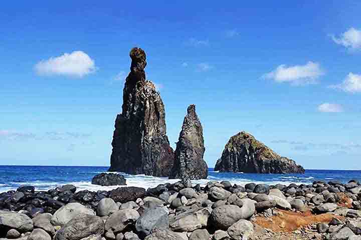 A Praia da Ribeira da Janela é uma praia isolada e de beleza única, com águas claras e rodeada por rochas imponentes. Embora a praia tenha uma areia escura, suas vistas deslumbrantes e o ambiente tranquilo a tornam um local popular para quem busca um refúgio.
