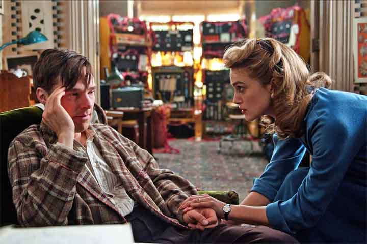 Em 2014, Keira Knightley brilhou em O Jogo da Imitação, interpretando Joan Clarke, uma matemática brilhante que trabalhou ao lado de Alan Turing na decodificação do código Enigma durante a Segunda Guerra Mundial. O filme foi um enorme sucesso e rendeu a ela uma indicação ao Oscar de Melhor Atriz Coadjuvante.