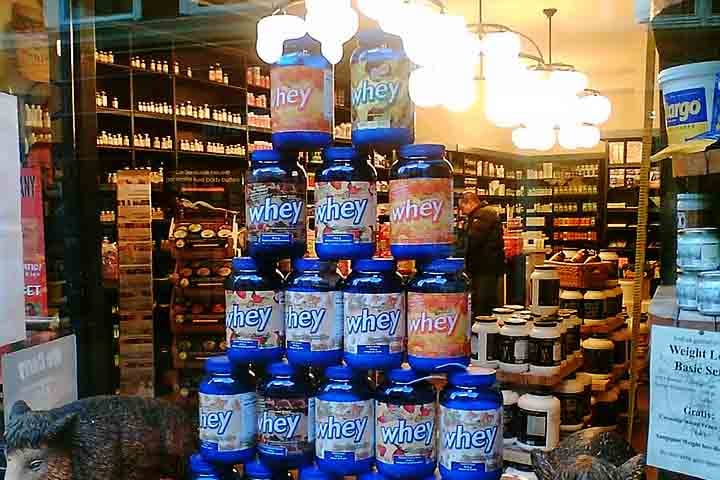 Contudo, é importante destacar que o consumo excessivo de proteína, seja por meio de alimentos ou suplementos, pode ser prejudicial à saúde, especialmente em pessoas com problemas renais ou hepáticos. Para garantir um uso seguro e adequado, é aconselhável contar com a orientação de um nutricionista.