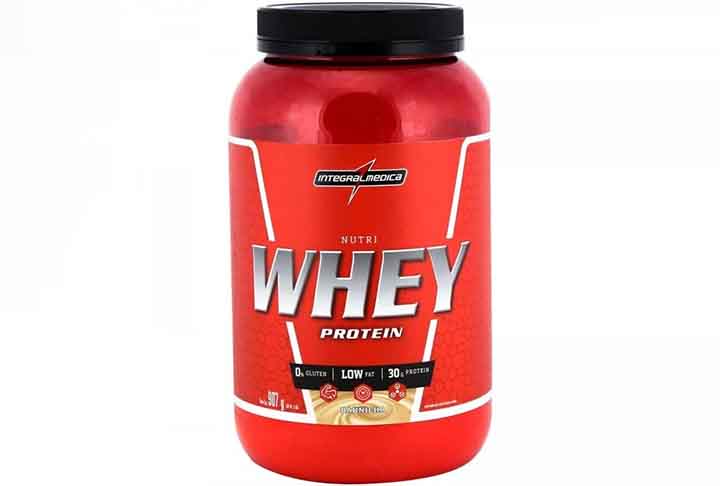 Já o whey isolado tem 90% ou mais de proteína, com menor teor de lactose e gordura, sendo mais adequado para quem tem intolerância à lactose. O whey hidrolisado passa por um processo de hidrólise enzimática, o que facilita ainda mais a absorção de aminoácidos pelo corpo, sendo ideal para atletas e pessoas com problemas digestivos.