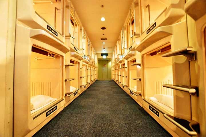 Outra dica é evitar comidas com cheiro forte, já que o espaço é compartilhado. Alguns hotéis até proíbem levar comida para dentro das cápsulas. 