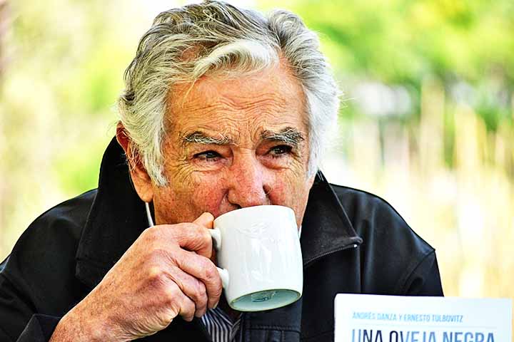 Em seus mandatos, o político de esquerda promoveu reformas progressistas, com a aprovação de leis que despertaram a atenção do mundo para o país de pouco mais de 3 milhões de habitantes.