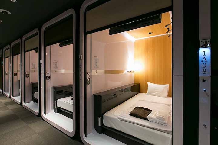 Embora o turismo traga benefícios econômicos ao Japão, como geração de empregos e maior circulação de dinheiro, também causa desafios, como o impacto no cotidiano dos moradores e a dificuldade dos próprios japoneses em viajar. 