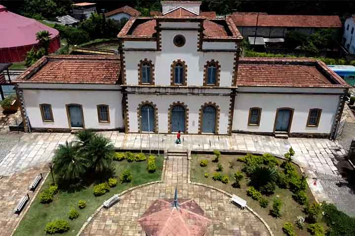 A viagem de trem entre Ouro Preto e Mariana é uma experiência encantadora que combina história e beleza. Revitalizada pela Vale entre 2004 e 2006, a antiga ferrovia construída em 1883 foi restaurada, com as estações e locomotivas mantendo suas características originais.