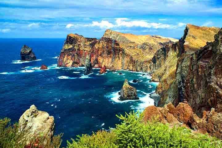 O Miradouro Ponta do Rosto oferece uma vista impressionante da costa nordeste da Madeira, com falésias dramáticas e o oceano azul profundo. Este é um excelente local para fotos panorâmicas, capturando a beleza natural da ilha.