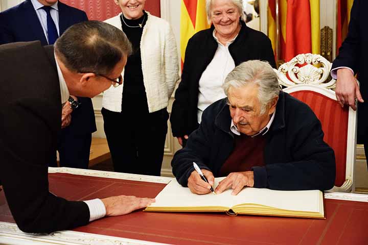 Após deixar a presidência, Mujica foi eleito para o Senado em dois pleitos consecutivos. Quando renunciou ao mandato, em 2020, ele disse que a pandemia de Covid-19 tinha influenciado a decisão.