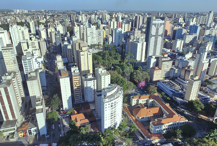 Bairros como Cambuí e Alphaville são exemplos de áreas com aluguéis e imóveis de alto custo, refletindo a classe média alta e a presença de empresas de grande porte. 