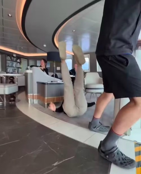 Em um momento, uma das passageiras chega a cair no chão com a força do balanço.