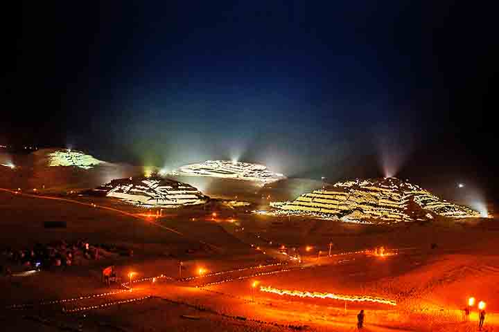 Caral é considerada a primeira sociedade na América que atingiu um desenvolvimento urbano e social avançado, o que inclui as edificações piramidais. 

