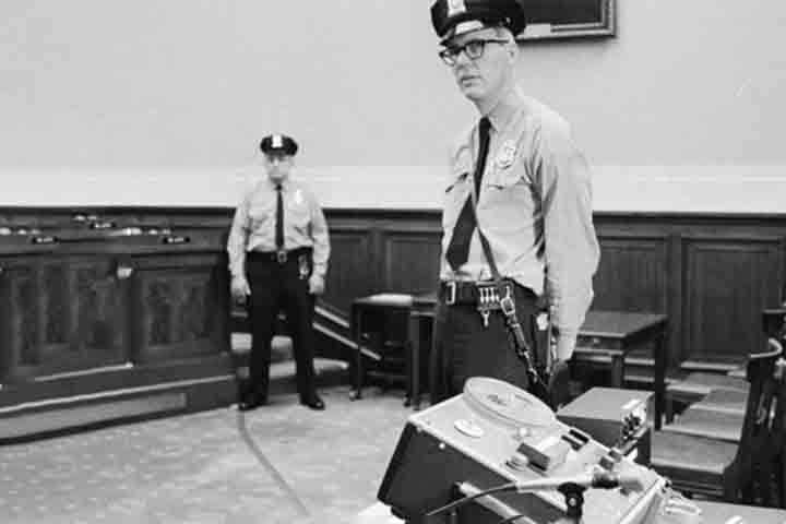 Naquele ano, foram descobertas fitas cassetes com conversas no Salão Oval da Casa Branca em que o presidente agia para impedir o avanço das investigações. 

