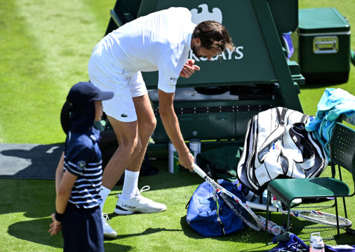 O russo Daniil Medvedev quebrou sua raquete no ch&atilde;o ap&oacute;s a derrota para o franc&ecirc;s Benjamin Bonzi na primeira rodada de Wimbledon 2025