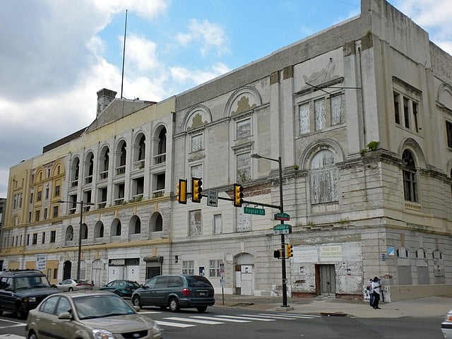 Metropolitan Opera House (Nova York, EUA) - Parte do Lincoln Center, o Met é uma das maiores e mais prestigiadas casas de ópera do mundo, famosa por suas grandes produções e pela qualidade de suas apresentações.