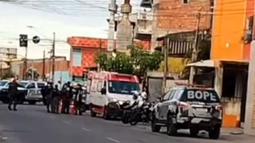 Homem manteve duas mulheres reféns dentro de uma casa no bairro Vila União, em Fortaleza, na tarde desta quinta-feira, 3