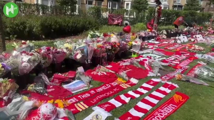 Torcedores do Liverpool prestam homenagem a Diogo Jota em Anfield