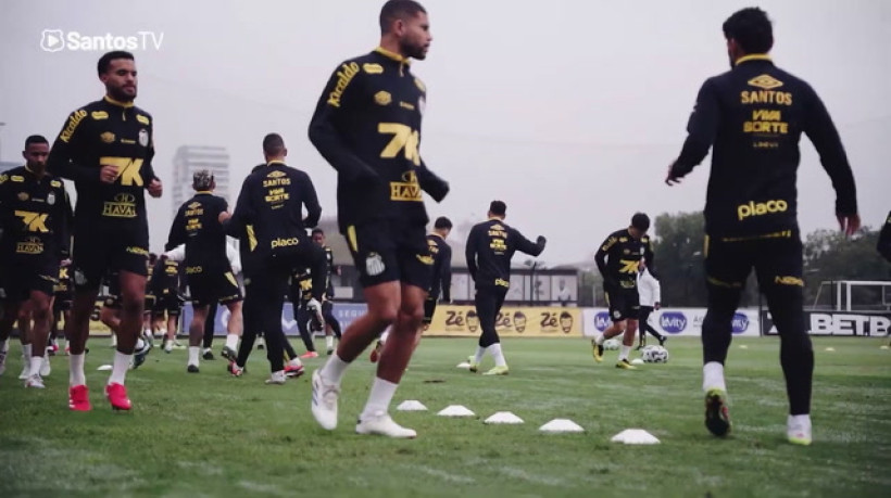 Meninos da Vila treinam com elenco profissional do Santos