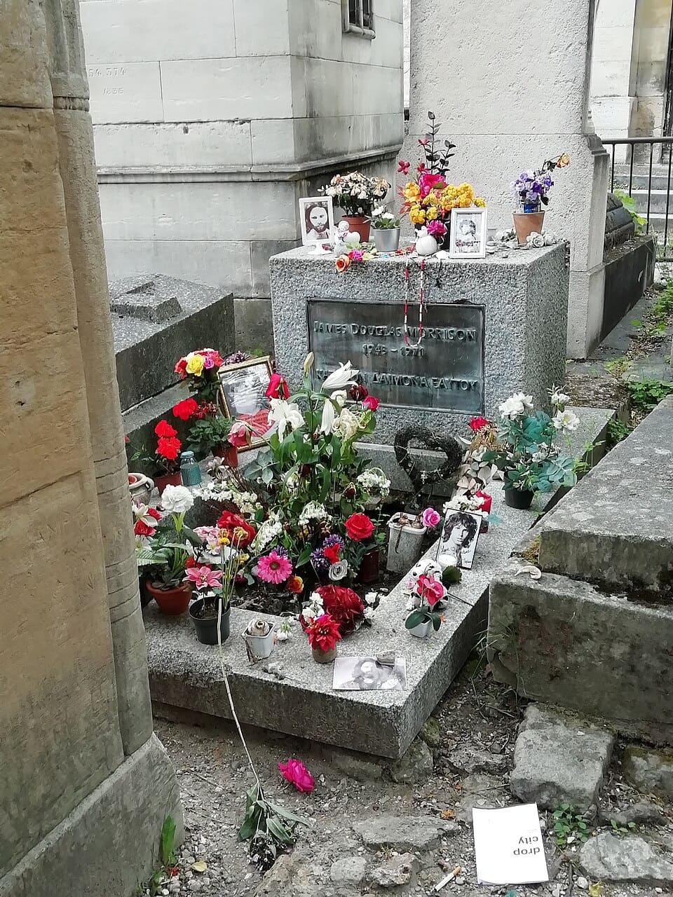Os agentes até se surpreenderam, pois o objeto havia sido roubado em 1988 do túmulo do músico, sete anos após a sua instalação, no cemitério Père Lachaise, em Paris. 
