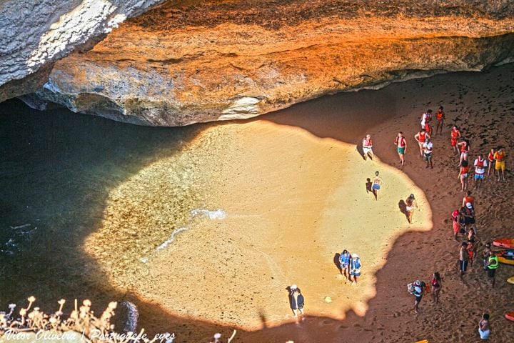 Acessível apenas por mar, Benagil não é 100% subaquática, mas tem uma praia de areia dourada que se tornou muito popular entre visitantes e fotógrafos.