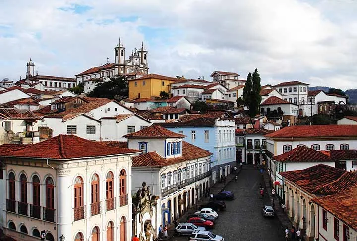 No Brasil, diversas cidades preservam casas no estilo colonial português, herança do período colonial, quando o país pertencia a Portugal. O estilo arquitetônico predominava nas áreas mais desenvolvidas da época, como cidades mineradoras, portuárias e capitais regionais