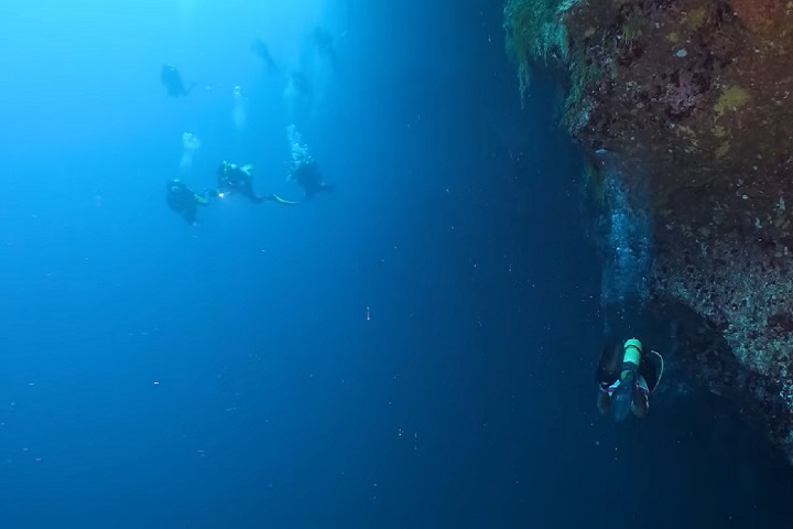 Famoso por sua cor azul intensa e formato circular quase perfeito, o Blue Hole é considerado um paraíso para mergulhadores mais experientes.