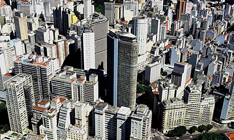 Como principal centro econômico e financeiro do país, São Paulo (SP) tem um custo de vida considerável. Para uma família de quatro pessoas, os gastos mensais podem chegar a cerca de R$ 15.134,00.