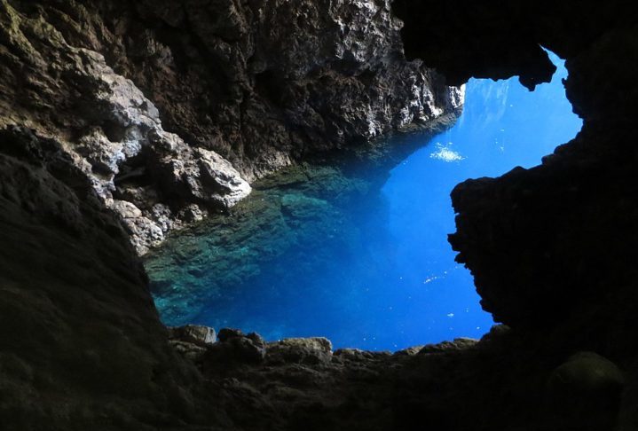 Além disso, a Chinhoyi é conhecida por seu Blue Pool, uma piscina de águas cristalinas que reflete uma tonalidade azul única com profundidades que chegam a 91 metros!