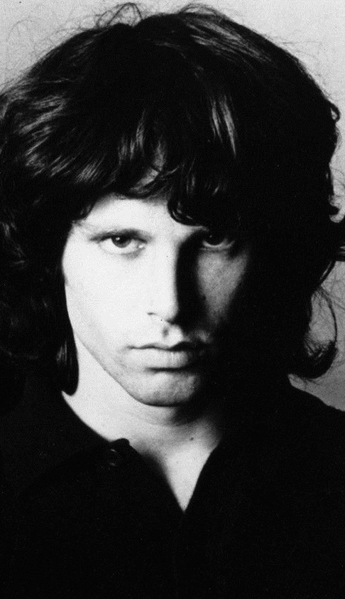 Jim Morrison foi um cantor, poeta e letrista norte-americano, nascido em 8/12/1943 e falecido em 3/7/1971. Foi vocalista da banda The Doors, símbolo do rock psicodélico e da contracultura dos anos 1960. Sua voz marcante e letras enigmáticas o tornaram um ícone da música e da rebeldia juvenil.
