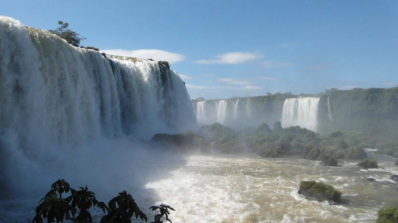 Foz do Iguaçu (PR), famosa pelas Cataratas do Iguaçu, tem seu custo de vida elevado devido ao turismo. Com um fluxo constante de turistas internacionais, os preços de serviços, como alimentação e transporte, são ajustados para atender a esse público. 