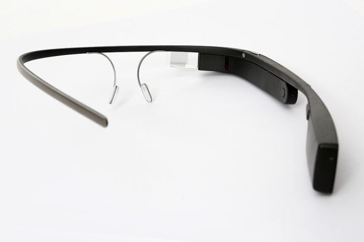 Em 2014, a Google lançou o Google Glass voltado para consumo geral, mas o dispositivo fracassou por conta de limitações técnicas e preocupações com privacidade. 