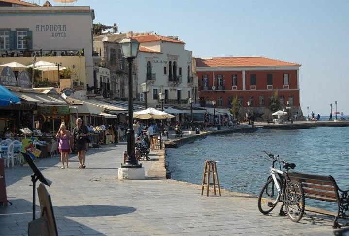Em Creta, os visitantes podem conhecer lugares místicos e históricos, além de saborear frutos do mar frescos, queijos saborosos e vinhos locais em restaurantes animados. Conheça mais sobre esse lugar que virou um fenômeno turístico!