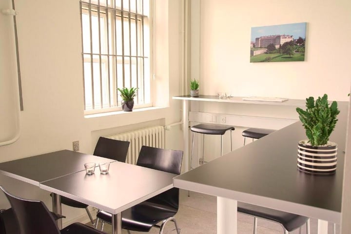 Alguns desses prédios mantêm as celas originais, corredores apertados e até mesmo atividades temáticas, como jogos de escape em grupo.