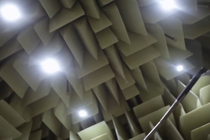 Dentro da sala, alguns visitantes já relataram sensação de perda de equilíbrio, como se estivessem levitando.