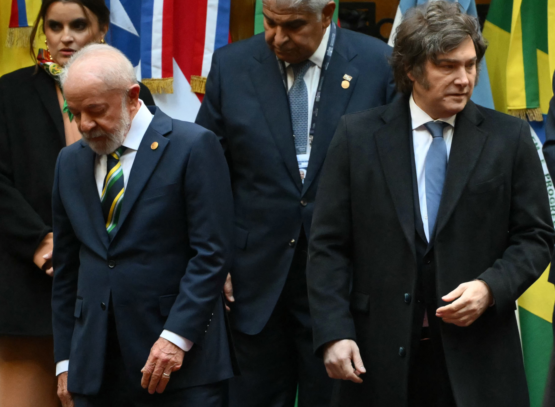 O presidente do Brasil, Luiz Inácio Lula da Silva, e o presidente da Argentina, Javier Milei, na 66ª Cúpula de Líderes do Mercosul e Estados Associados, no Palácio de San Martín, em Buenos Aires, em 3 de julho de 2025 (Foto: LUIS ROBAYO / AFP)