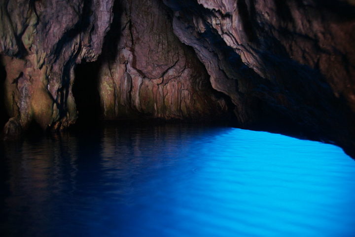 Gruta Azul, Capri, Itália: É famosa por seu efeito luminoso, onde a luz do sol entra pela abertura da caverna e cria um brilho azul intenso na água.