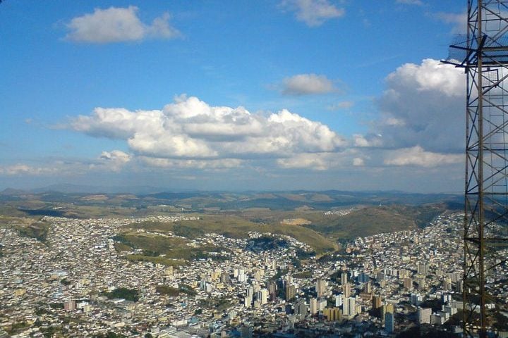 Uma intrusão de rochas alcalinas elevou o terreno e formou uma enorme caldeira vulcânica de aproximadamente 40 km de diâmetro, cujo centro hoje abriga Poços de Caldas.