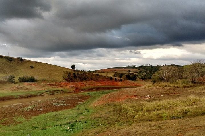 Essa atividade geológica criou serras ao redor da cratera, além de águas termais sulfurosas e uma riqueza mineral única.