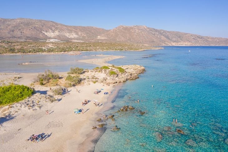 Destaques à parte, as praias de Creta são famosas por suas águas cristalinas e areias douradas. Algumas das mais populares da ilha são Elafonisi (foto), Balos, Falasarna e Vai.